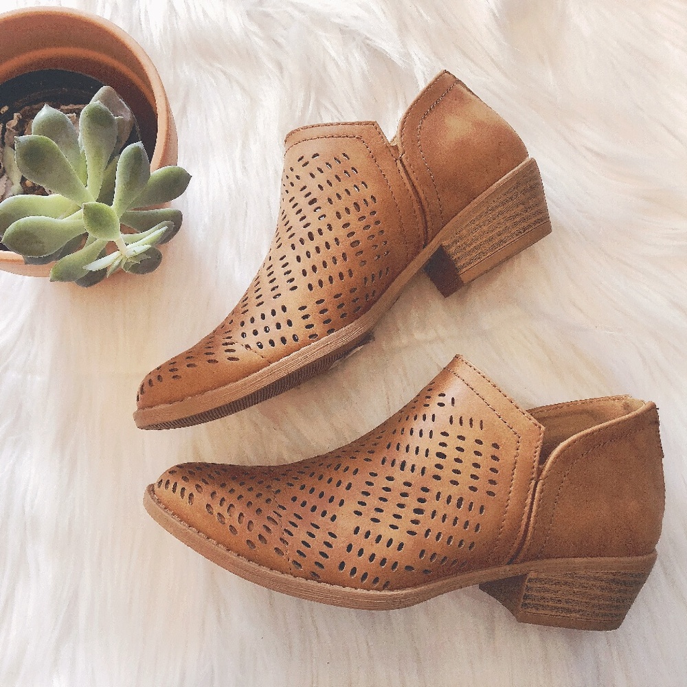 Qupid Camel Cutout Ankle Booties- Size 5.5